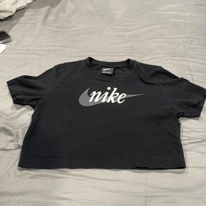 Cropped Nike shirt